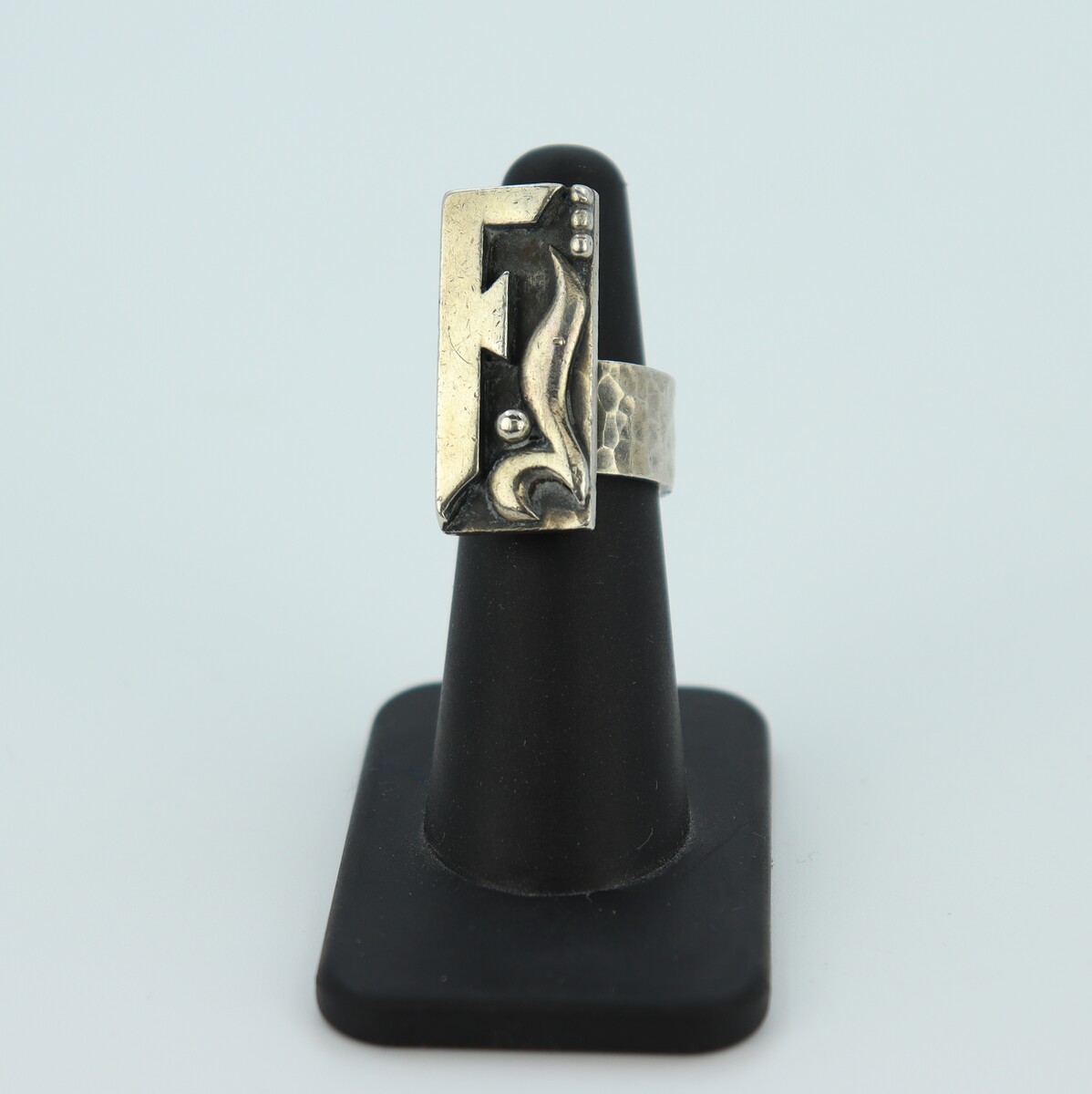 Bague à initiale F par Jean Després