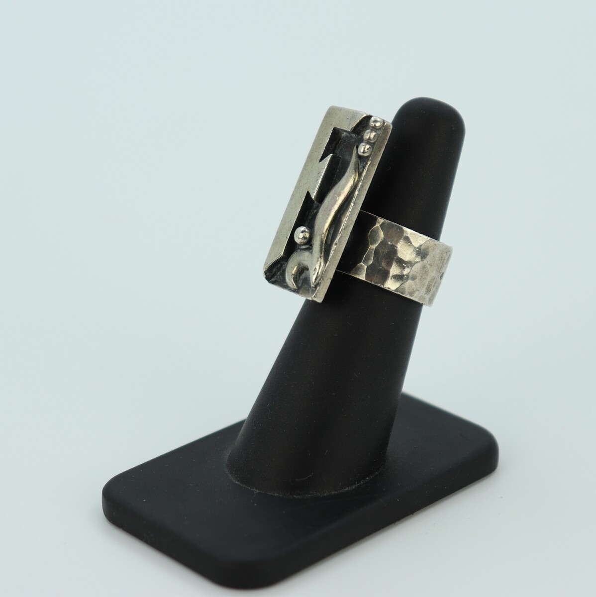 Bague à initiale F par Jean Després