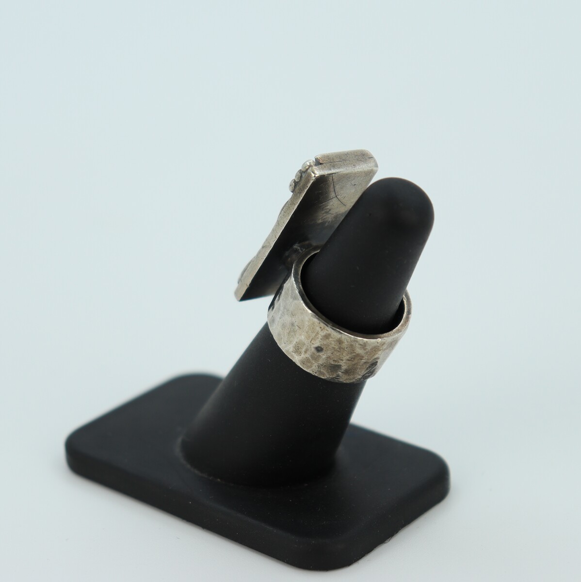 Bague à initiale F par Jean Després