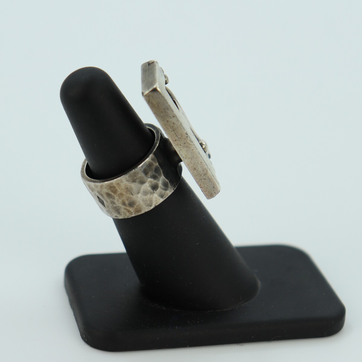 Bague à initiale F par Jean Després