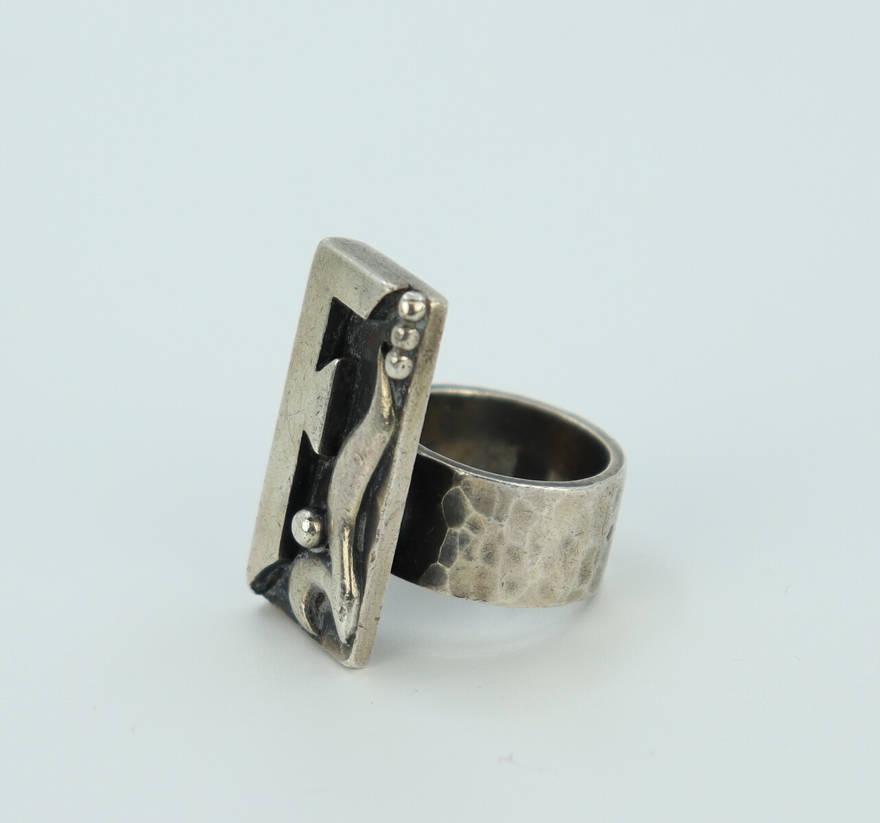 Bague à initiale F par Jean Després