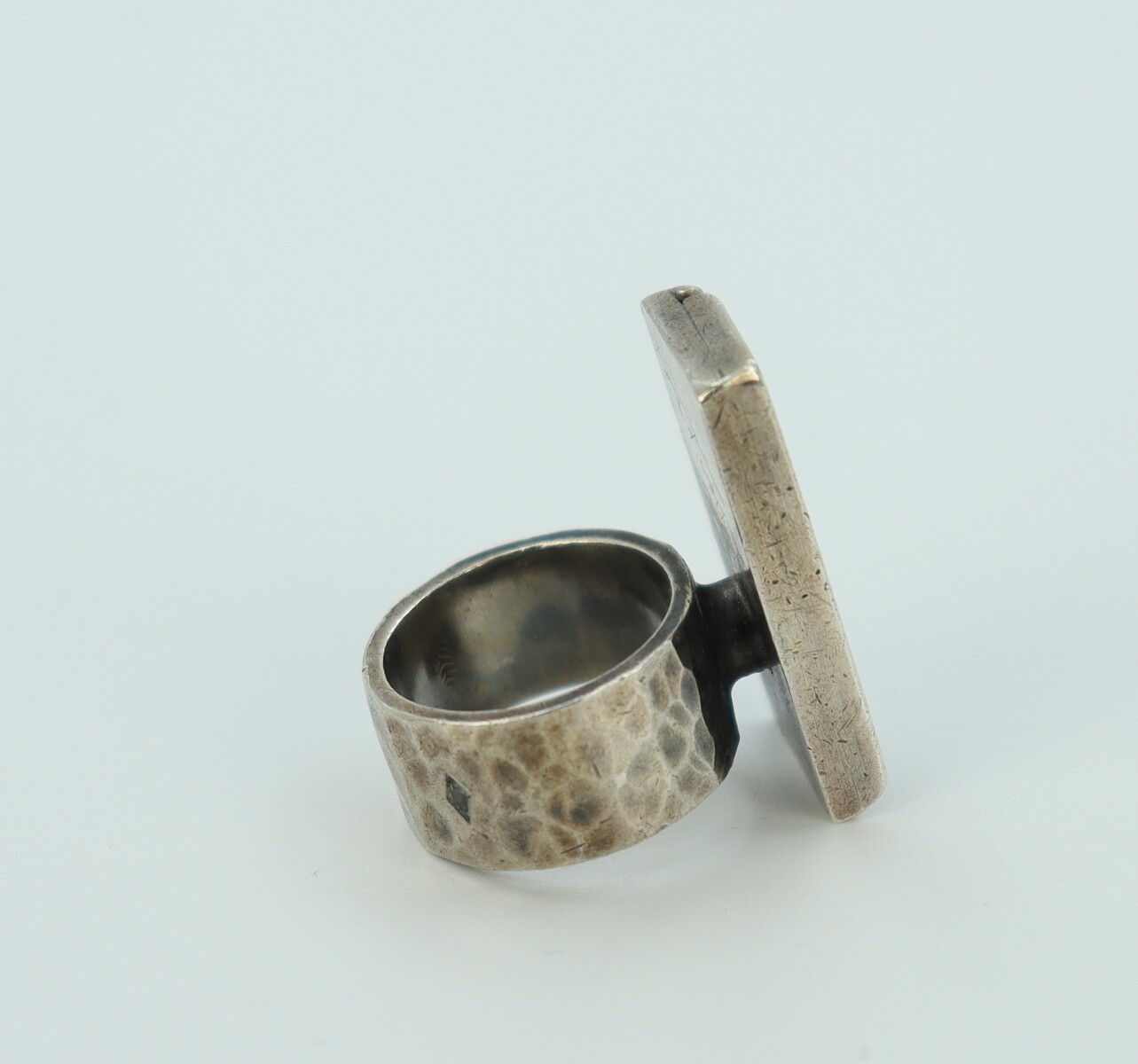 Bague à initiale F par Jean Després