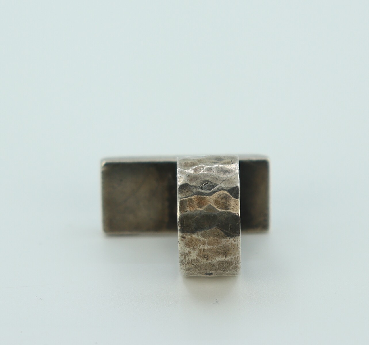 Bague à initiale F par Jean Després