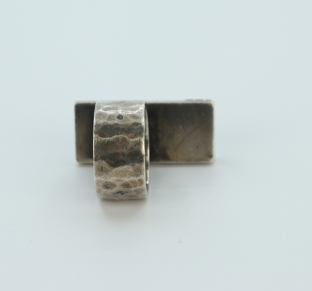 Bague à initiale F par Jean Després