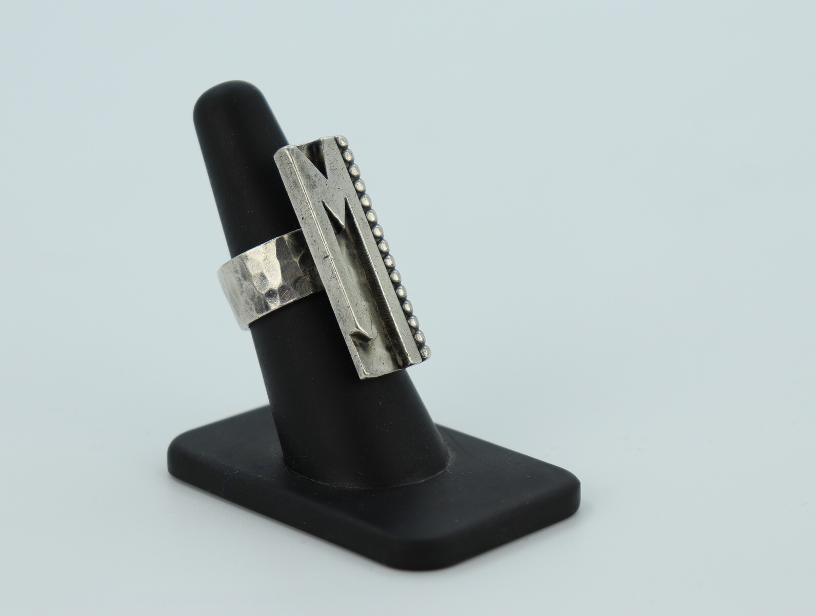 Bague à initiale M par Jean Després