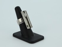 Bague à initiale M par Jean Després