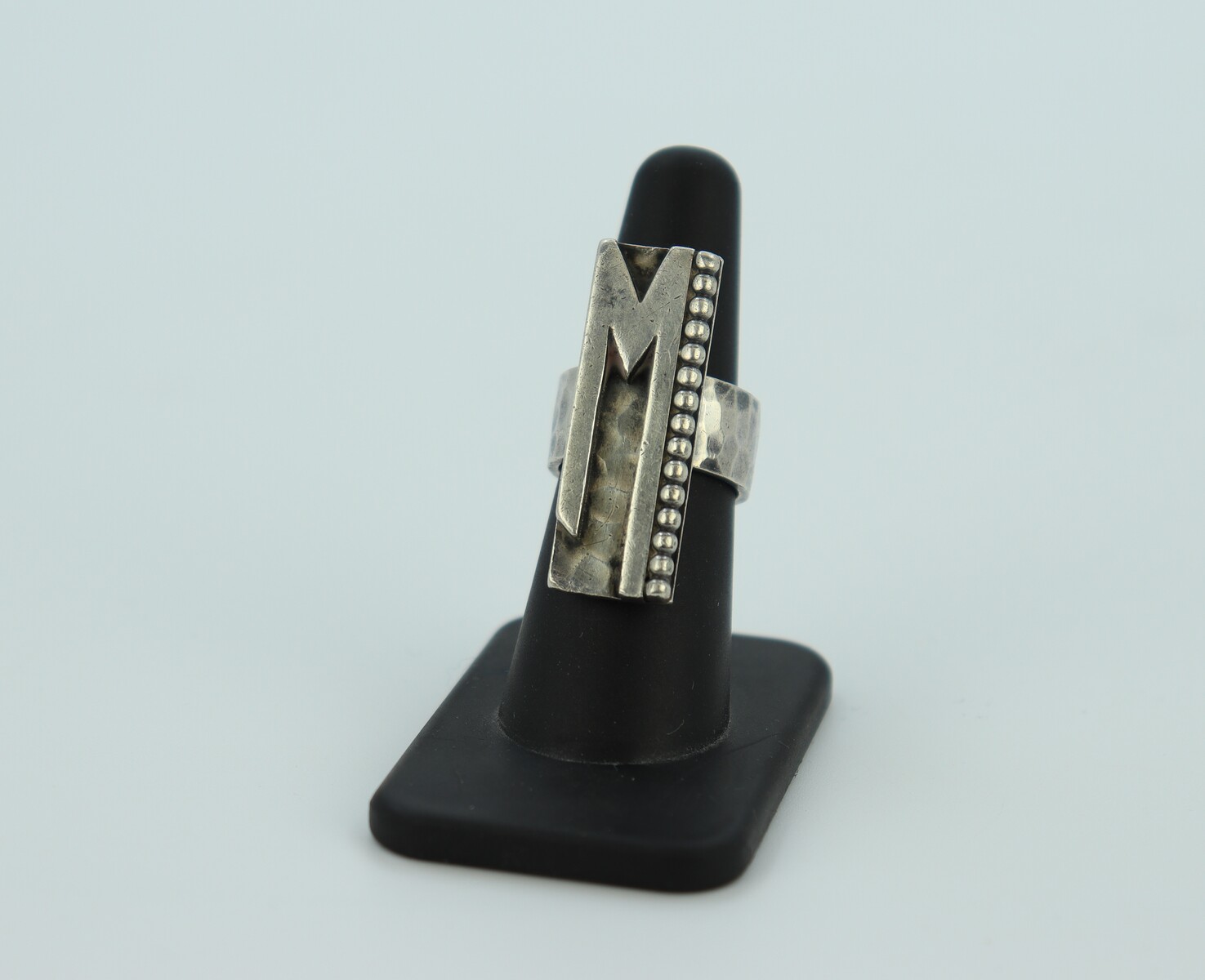 Bague à initiale M par Jean Després