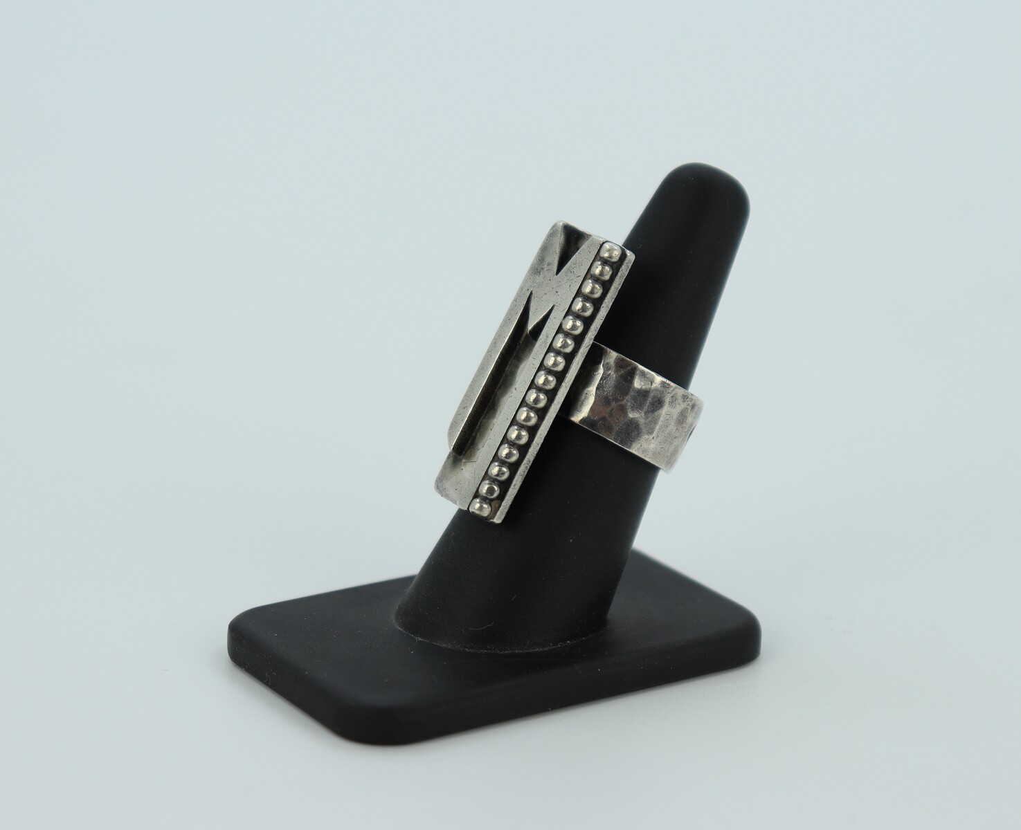 Bague à initiale M par Jean Després