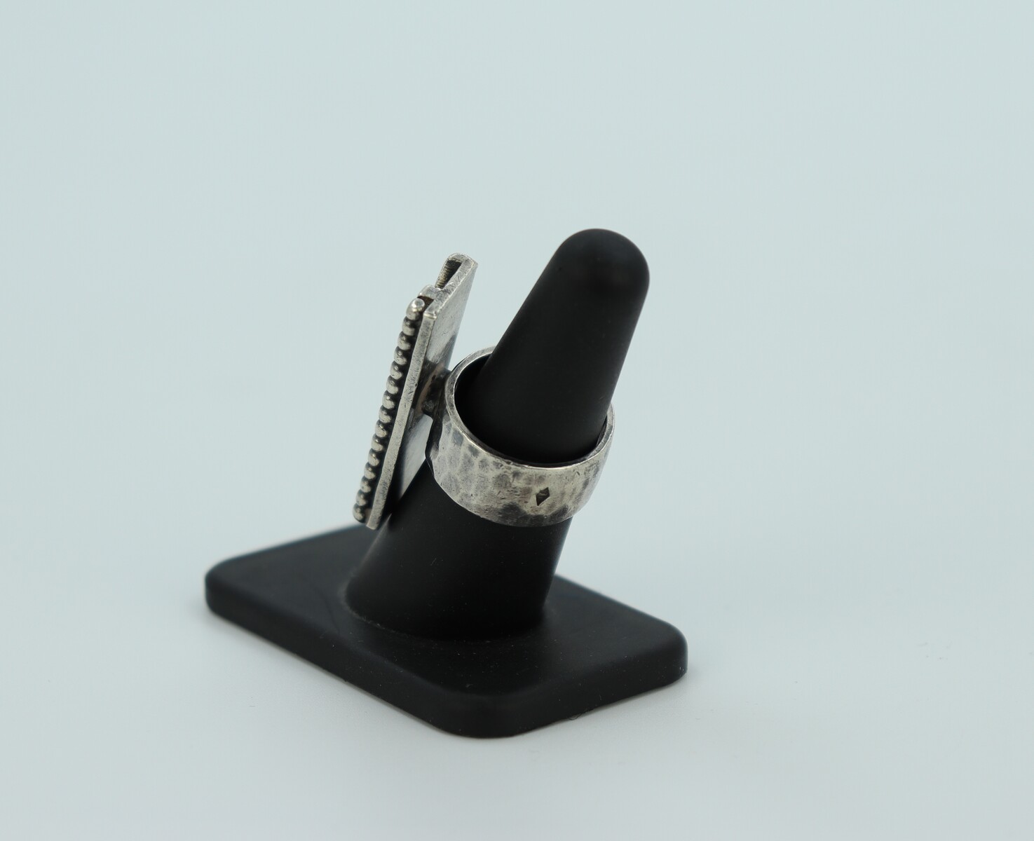 Bague à initiale M par Jean Després