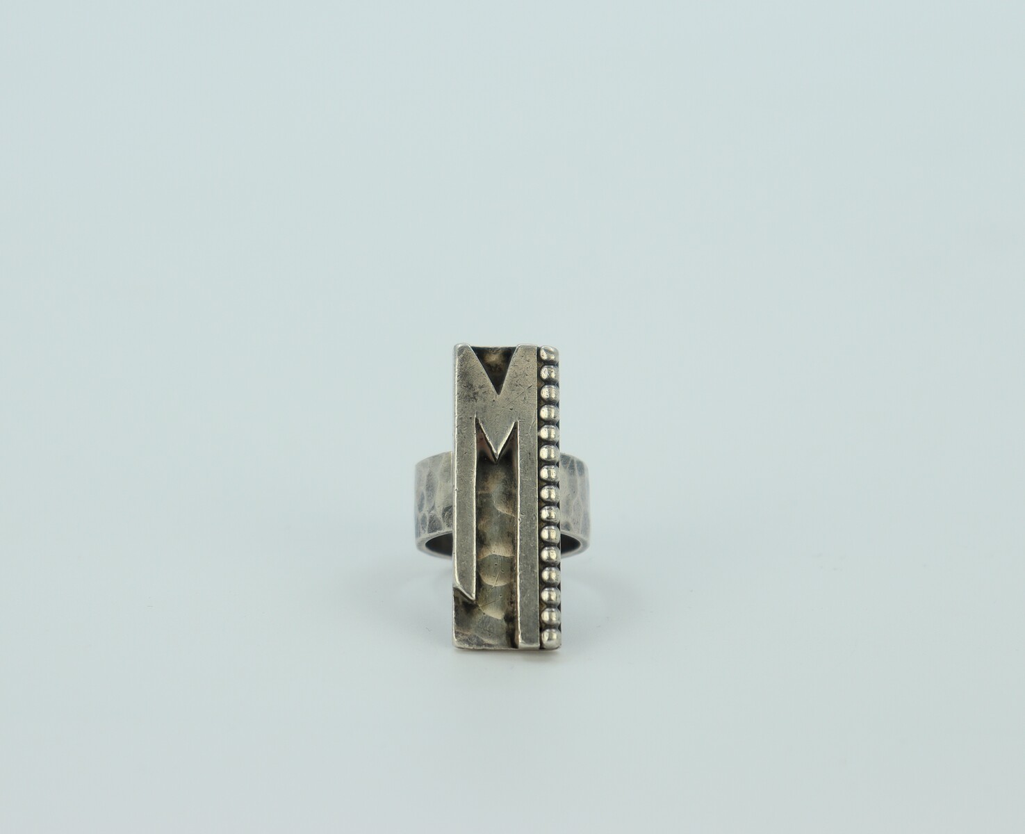 Bague à initiale M par Jean Després