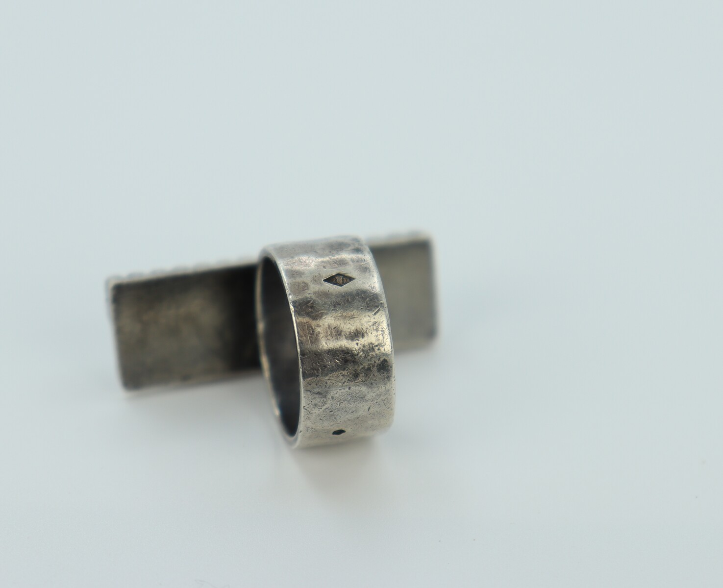 Bague à initiale M par Jean Després