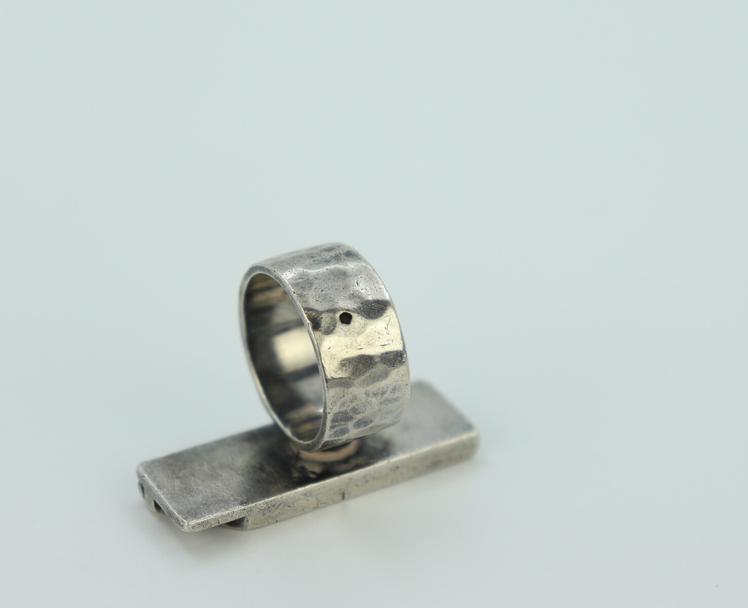 Bague à initiale M par Jean Després