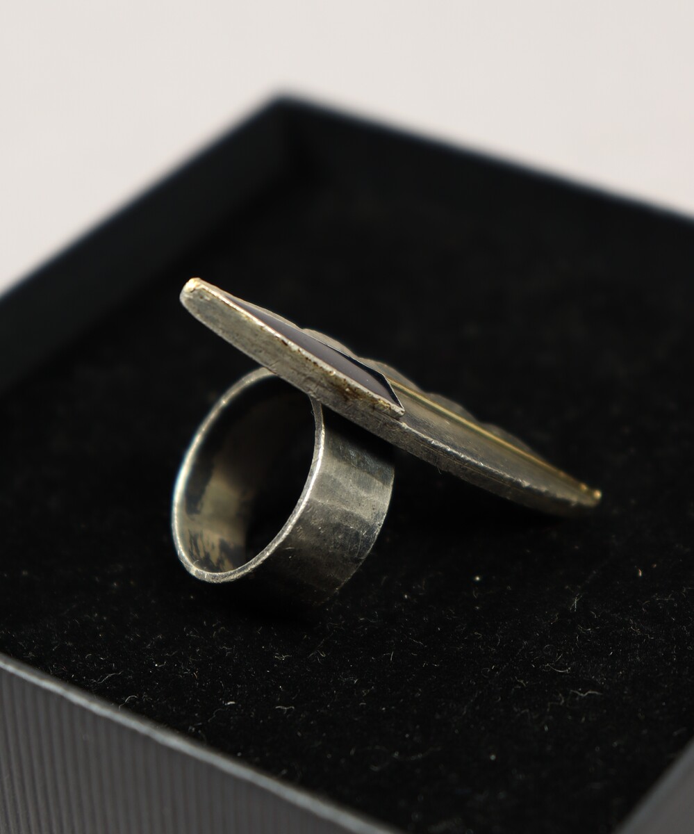 Bague en argent et laque par Jean Després