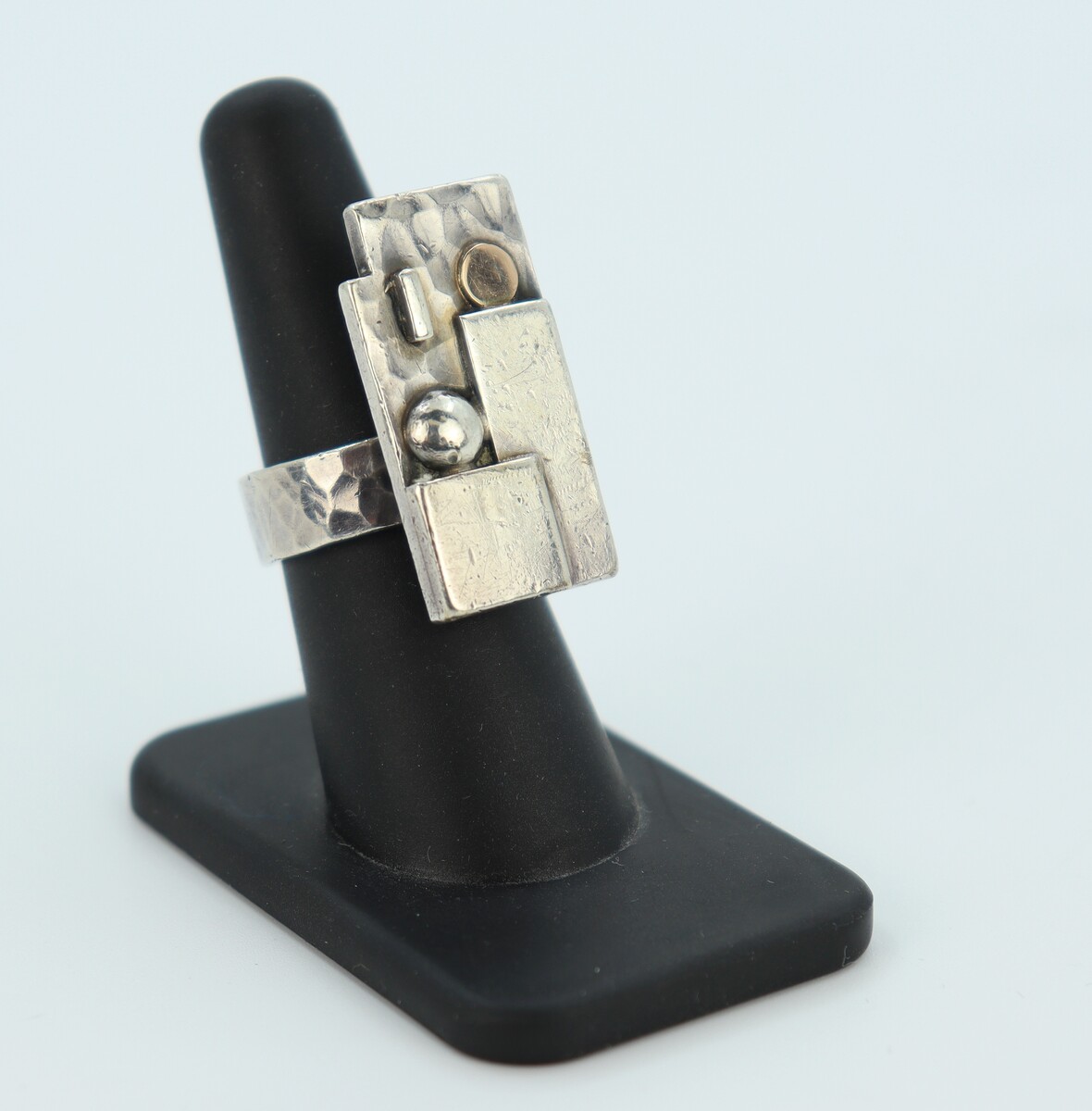 Bague moderniste à inclusion d'or par Jean Després