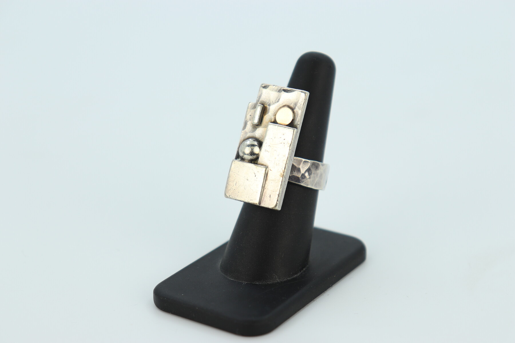 Bague moderniste à inclusion d'or par Jean Després