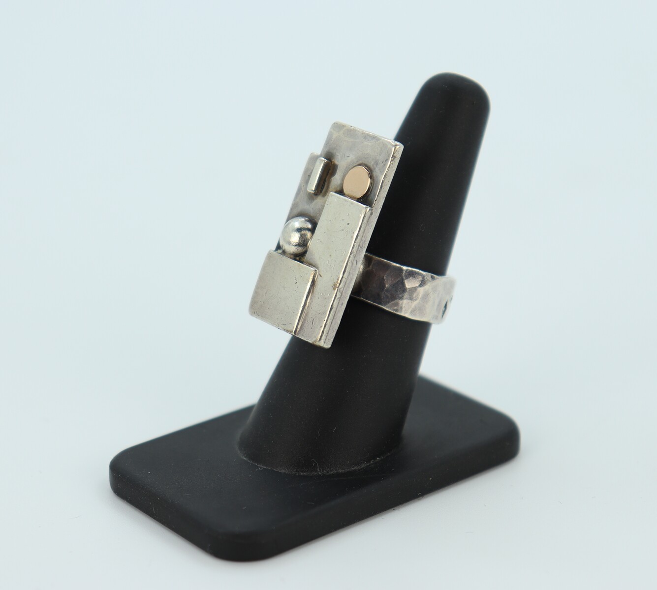 Bague moderniste à inclusion d'or par Jean Després