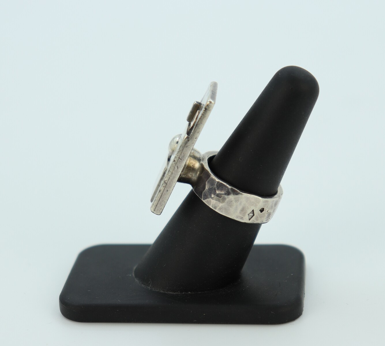 Bague moderniste à inclusion d'or par Jean Després