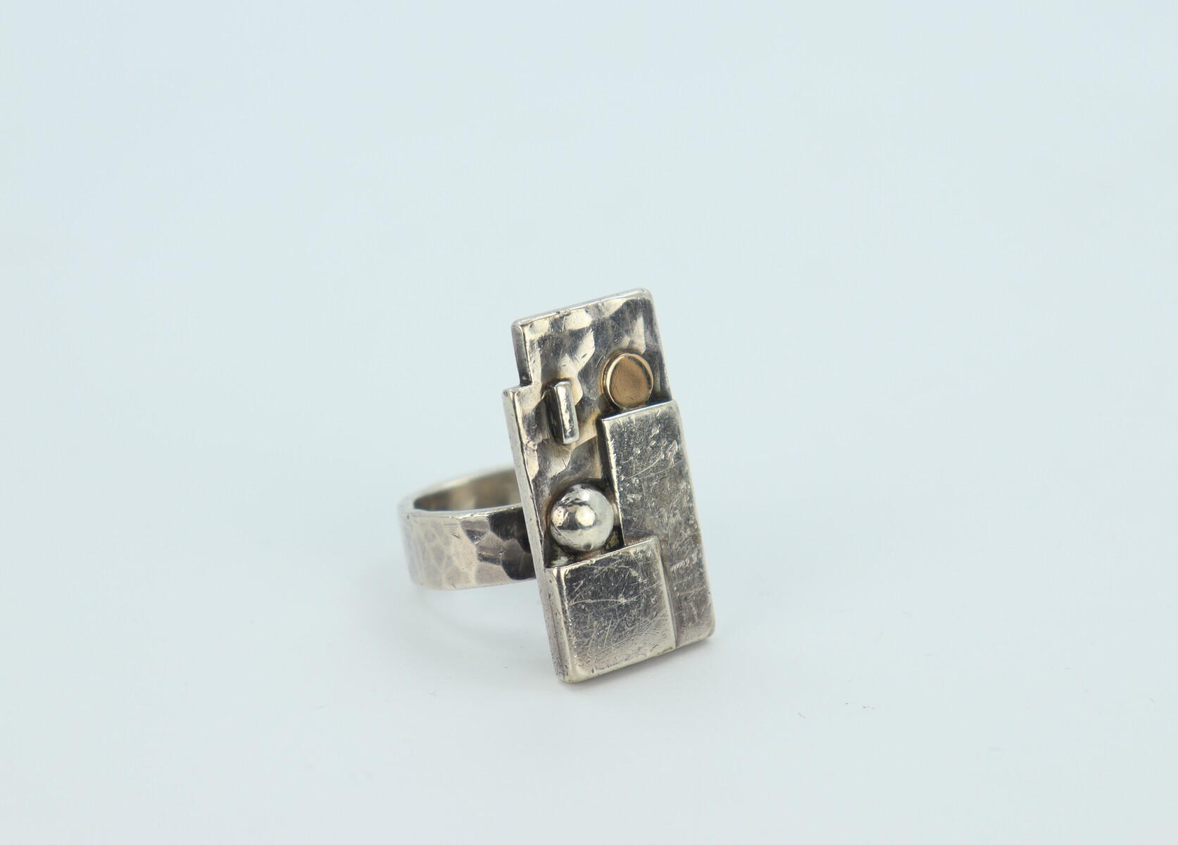 Bague moderniste à inclusion d'or par Jean Després