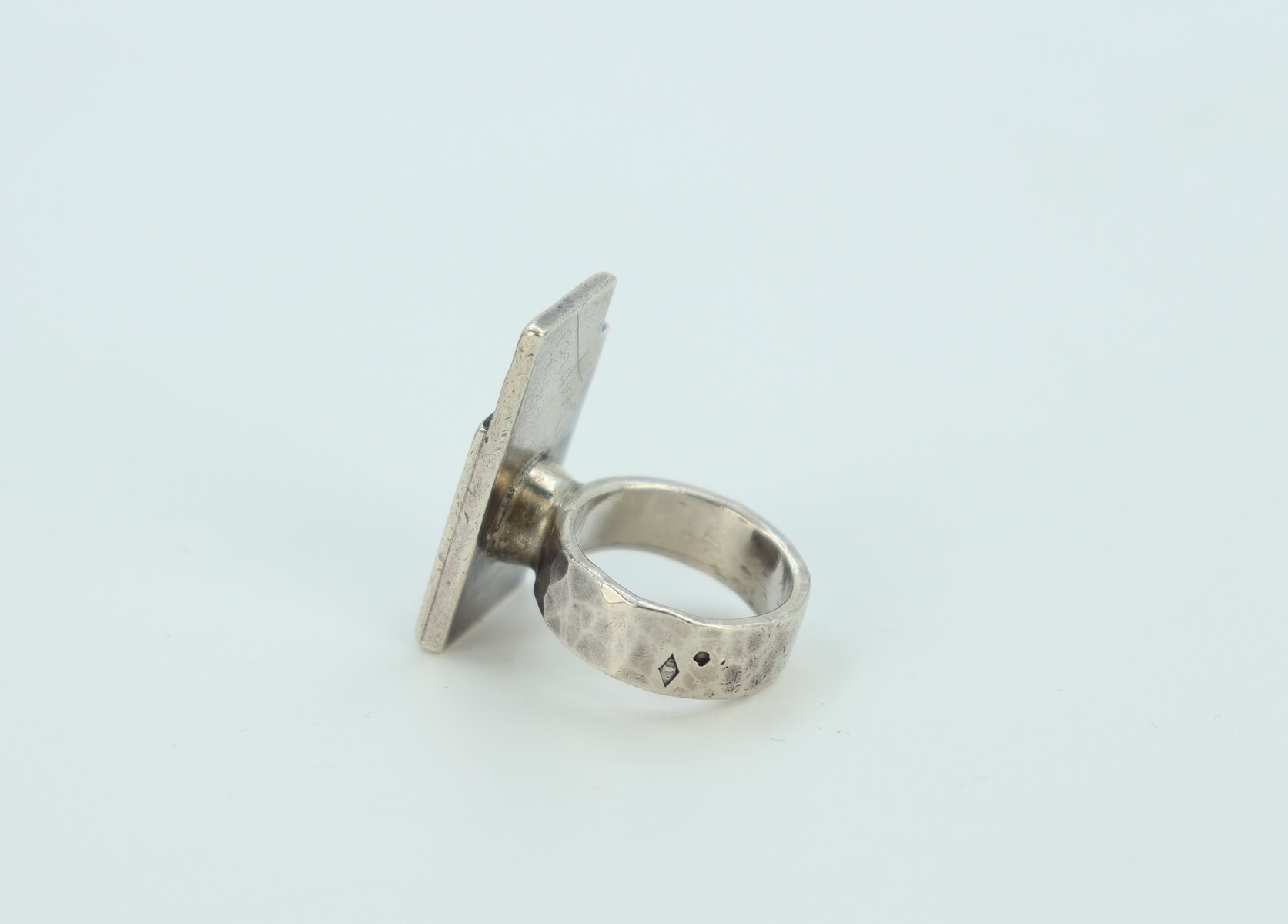 Bague moderniste à inclusion d'or par Jean Després