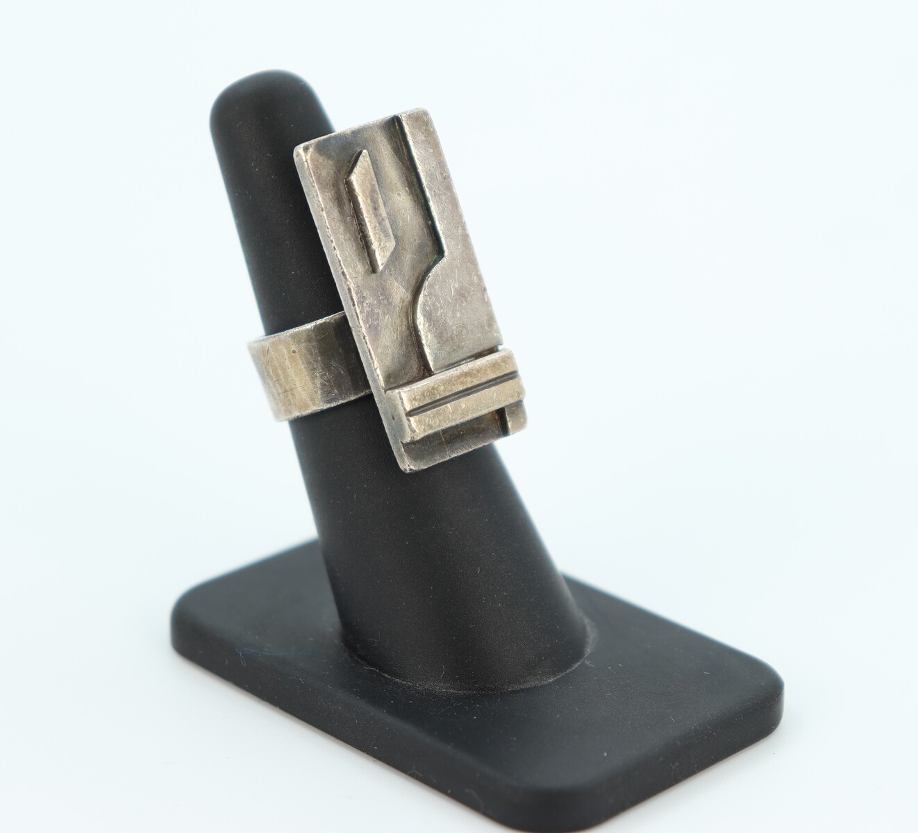 Bague moderniste par Jean Després