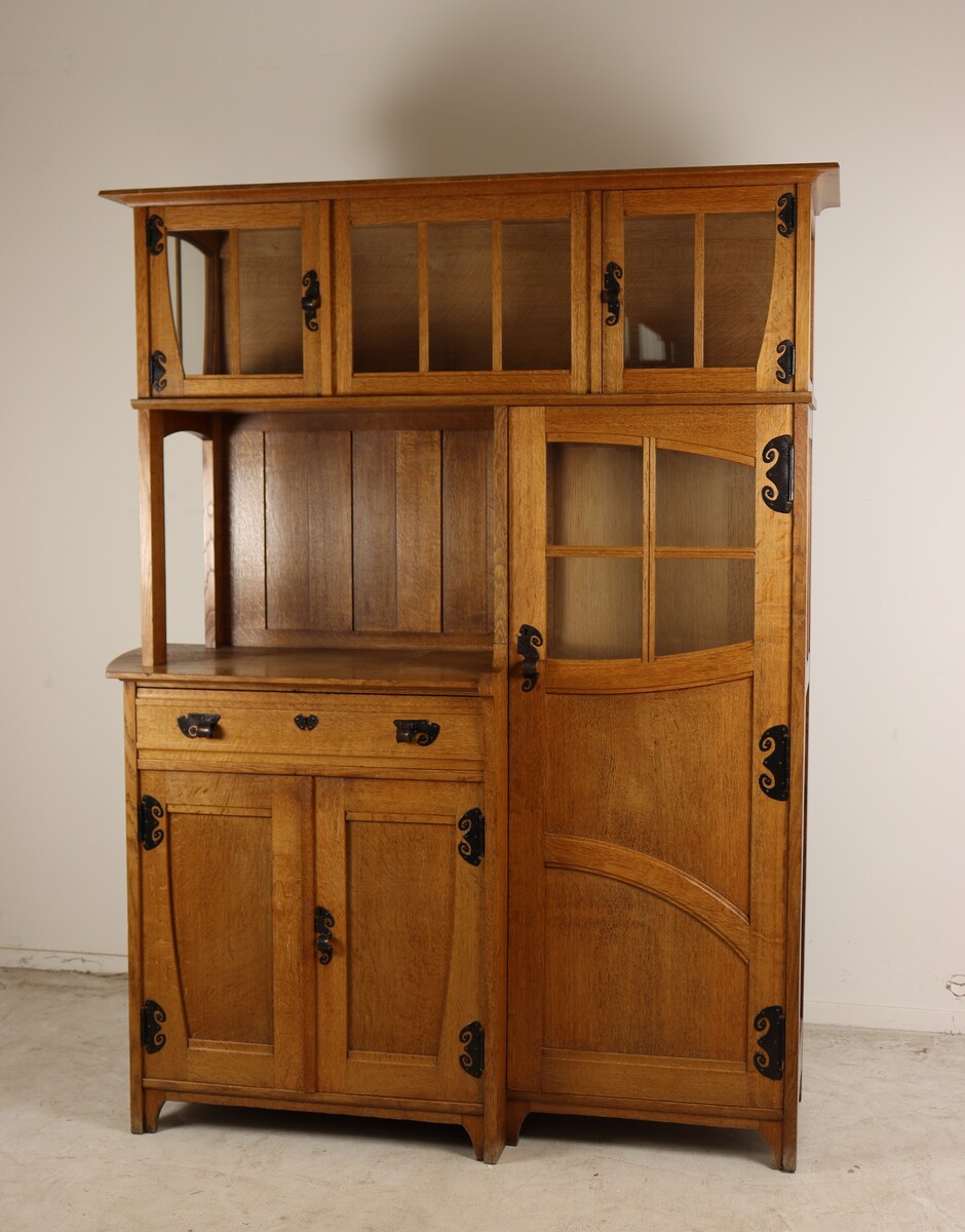 Buffet vaisselier par Gustave Serrurier-Bovy