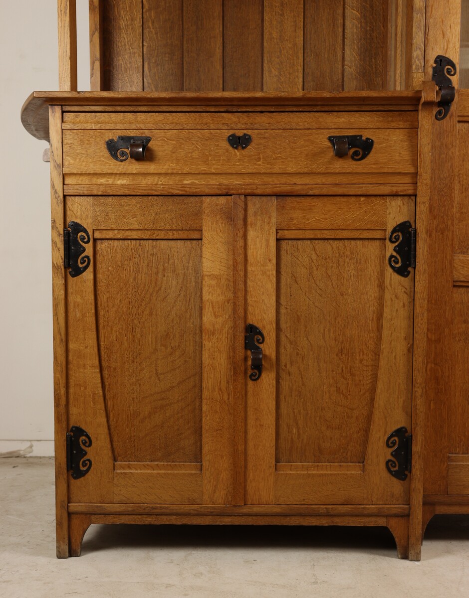 Buffet vaisselier par Gustave Serrurier-Bovy
