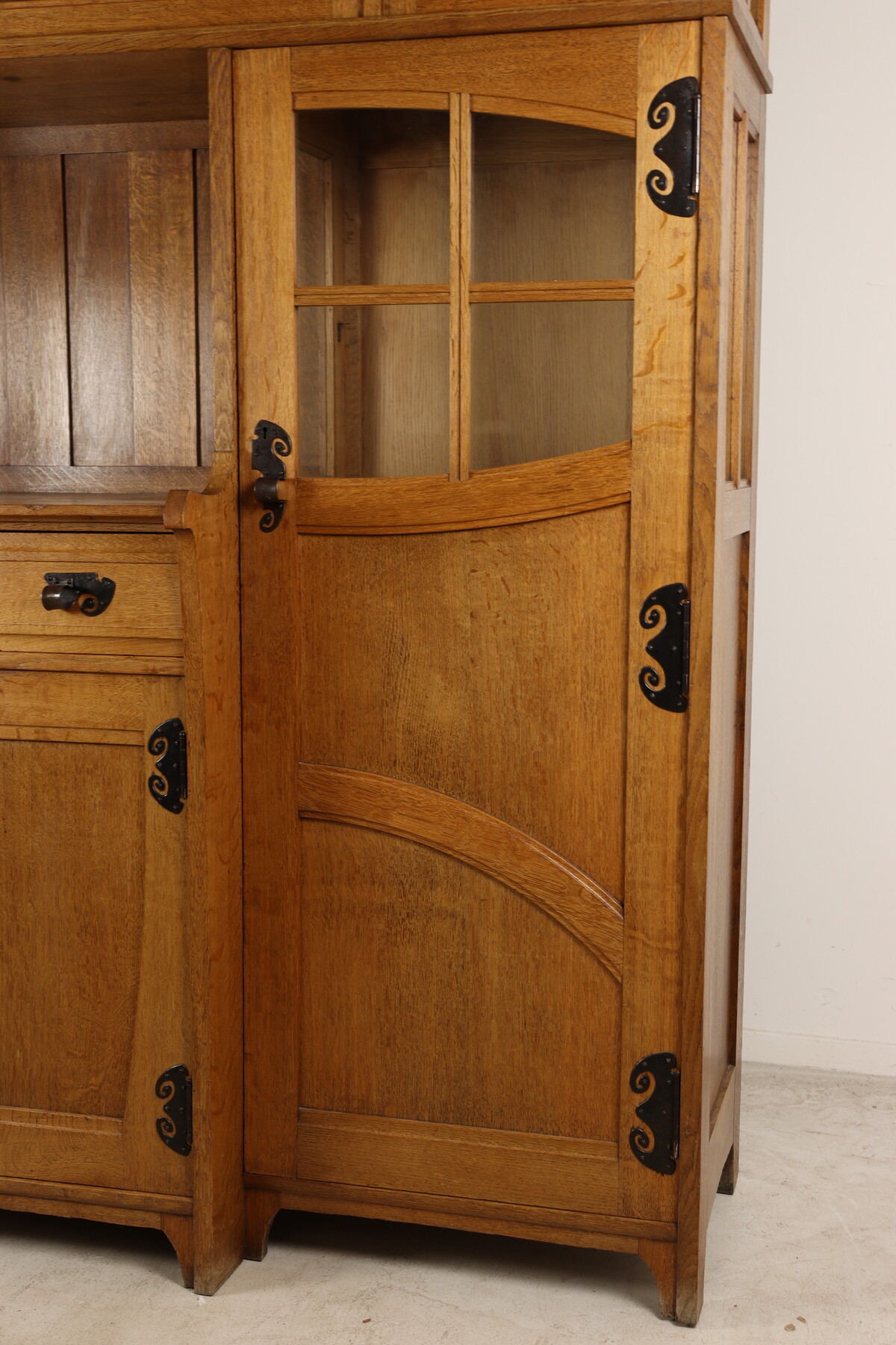 Buffet vaisselier par Gustave Serrurier-Bovy