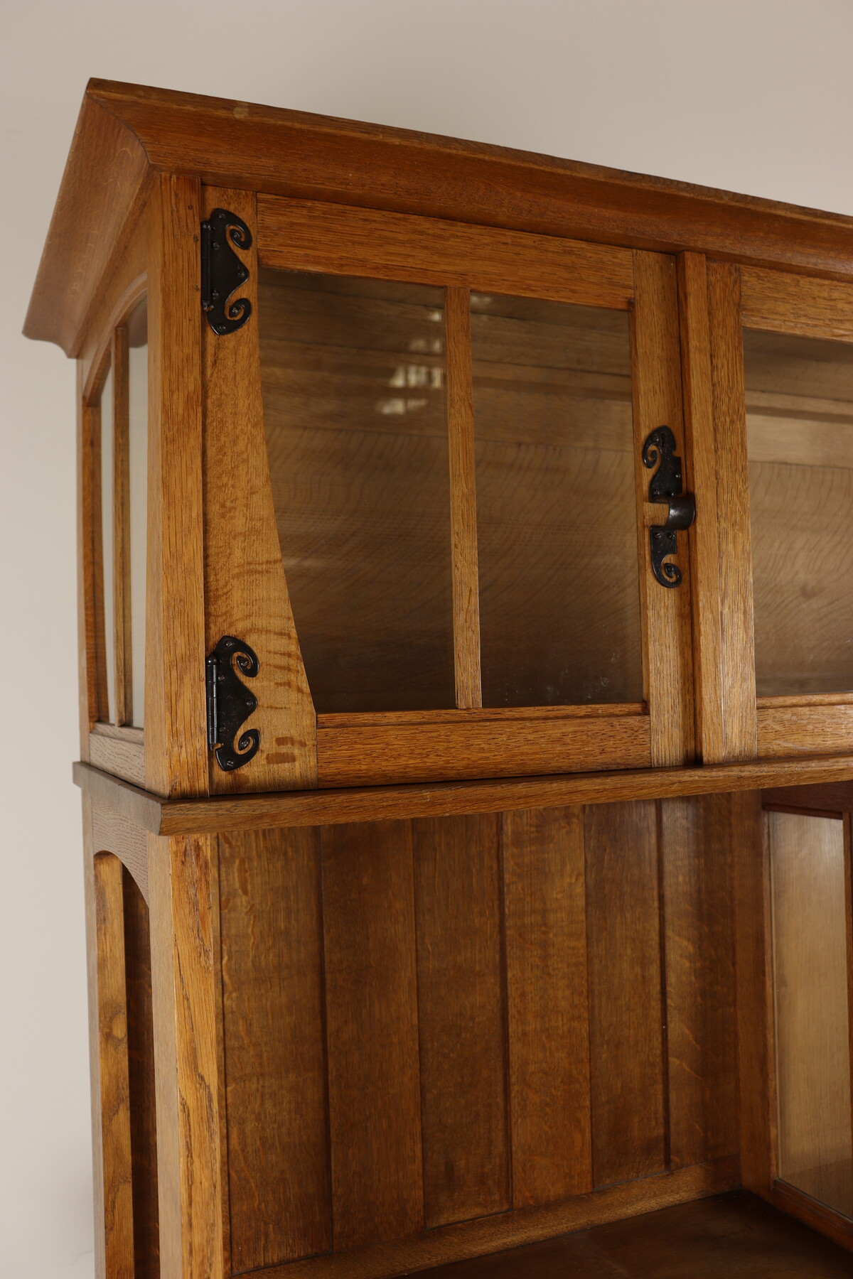 Buffet vaisselier par Gustave Serrurier-Bovy