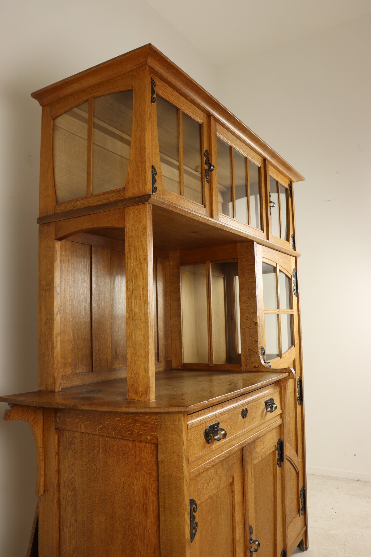 Buffet vaisselier par Gustave Serrurier-Bovy