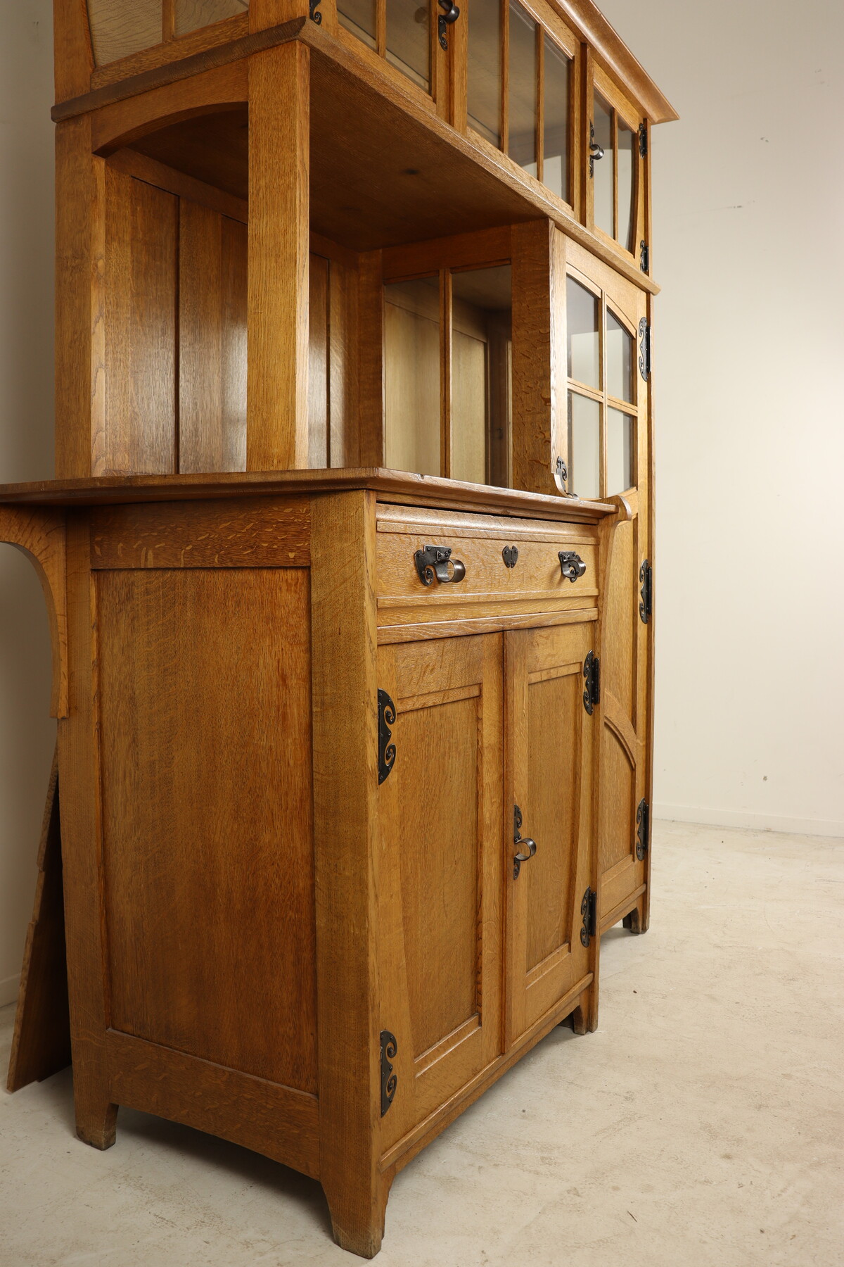 Buffet vaisselier par Gustave Serrurier-Bovy