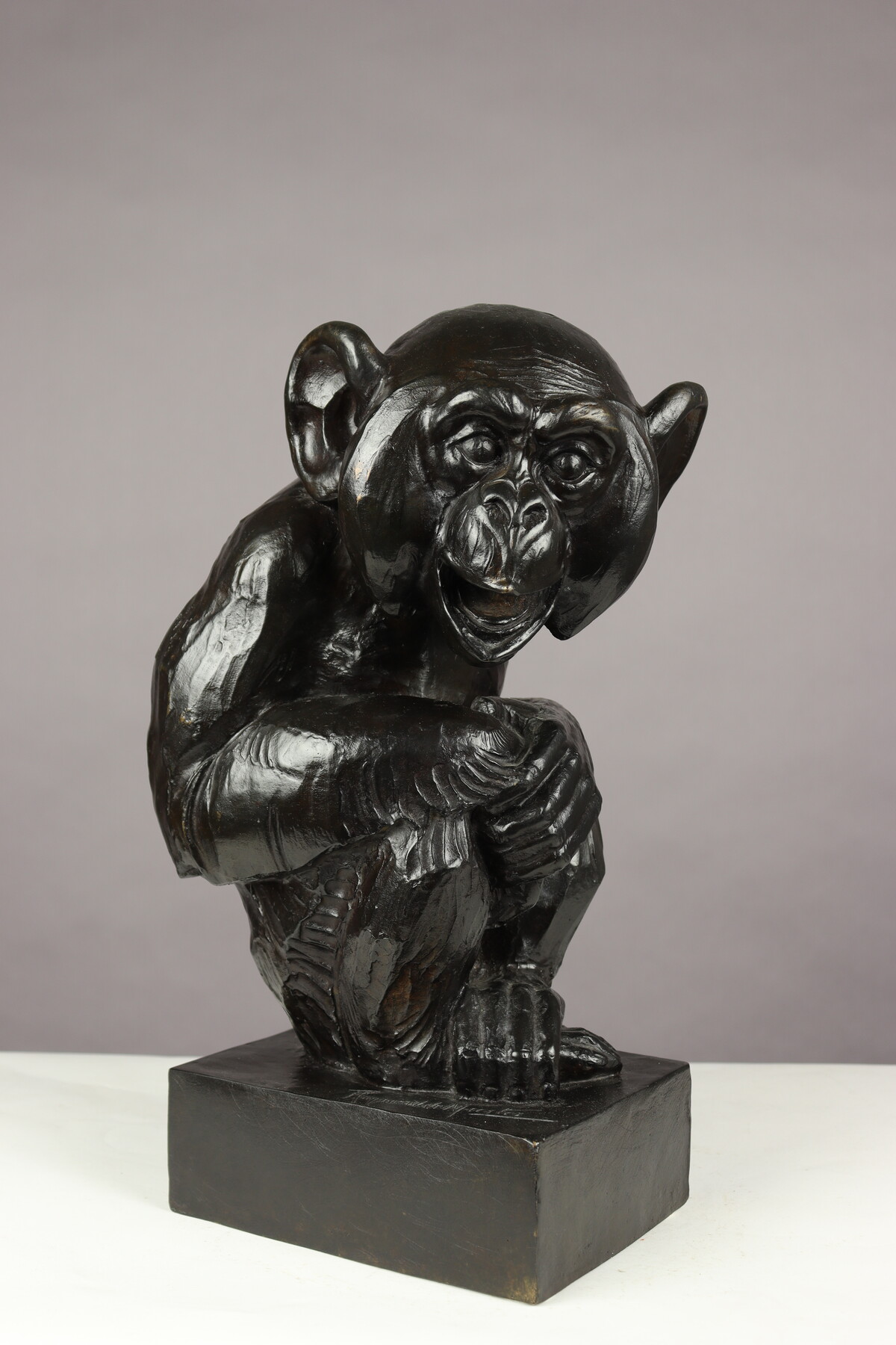 Chimpanzé, sculpture par Raymond de Meester de Betzenbroeck