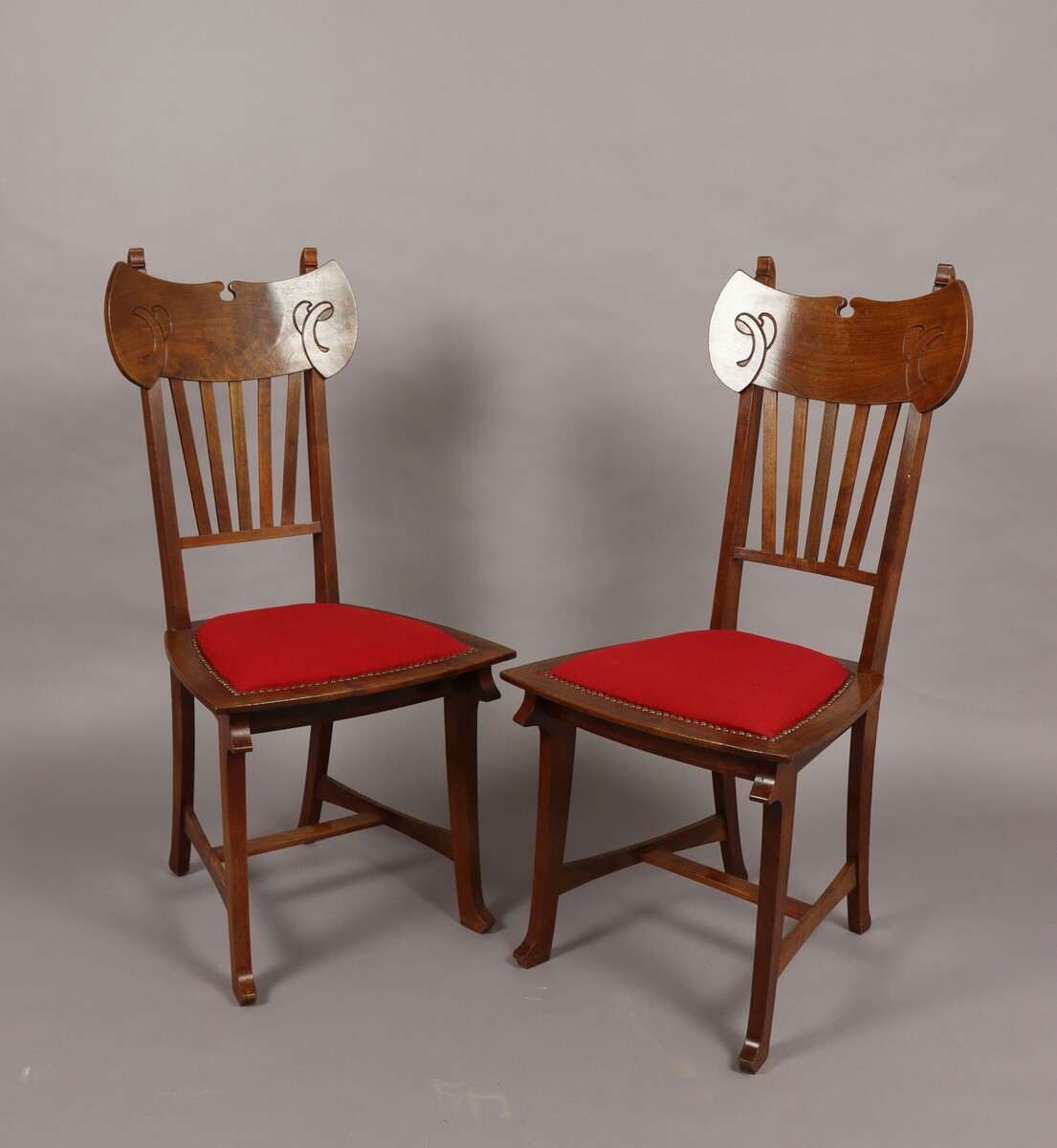 Ensemble de huit chaises par Gustave Serrurier-Bovy