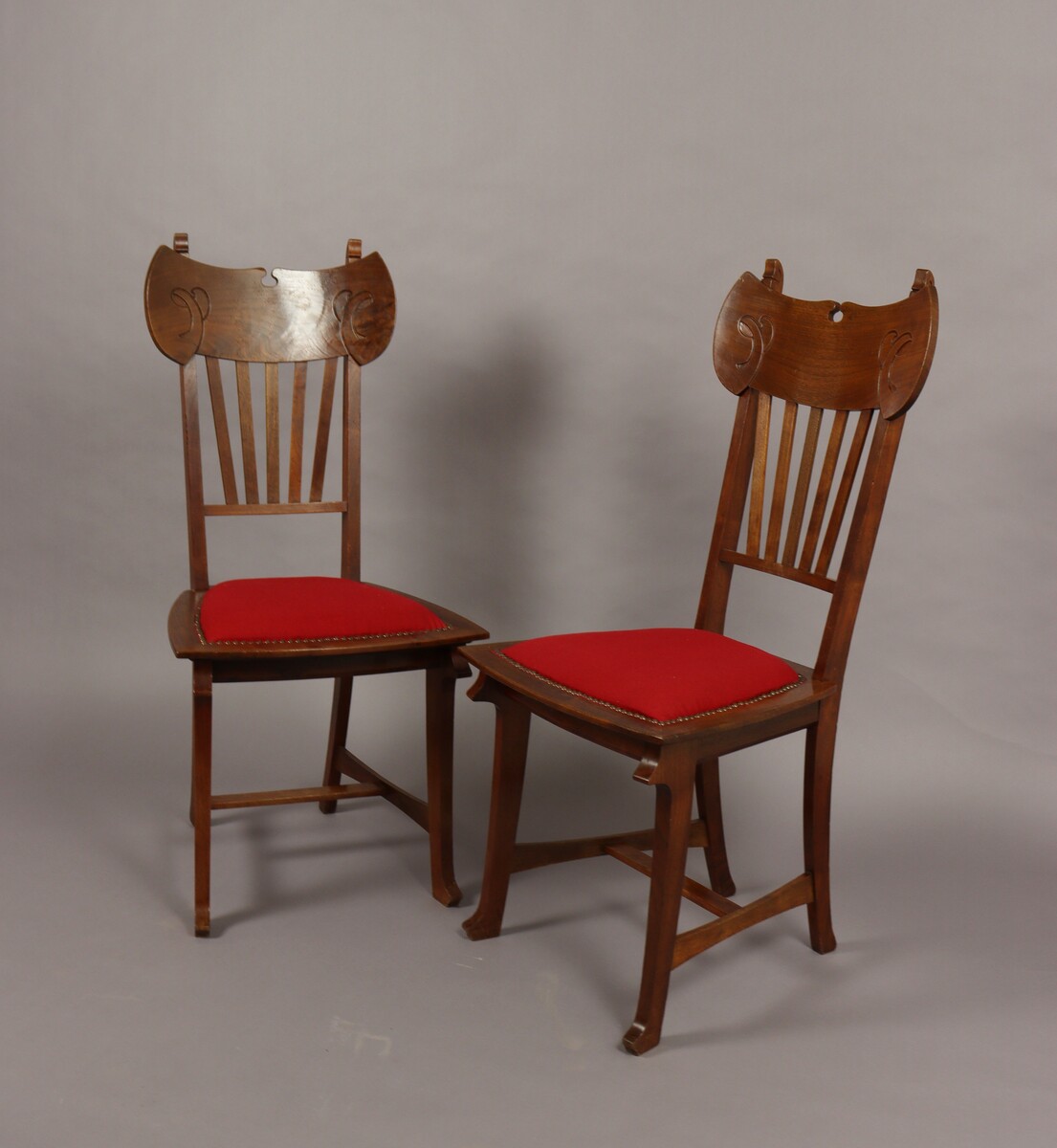 Ensemble de huit chaises par Gustave Serrurier-Bovy