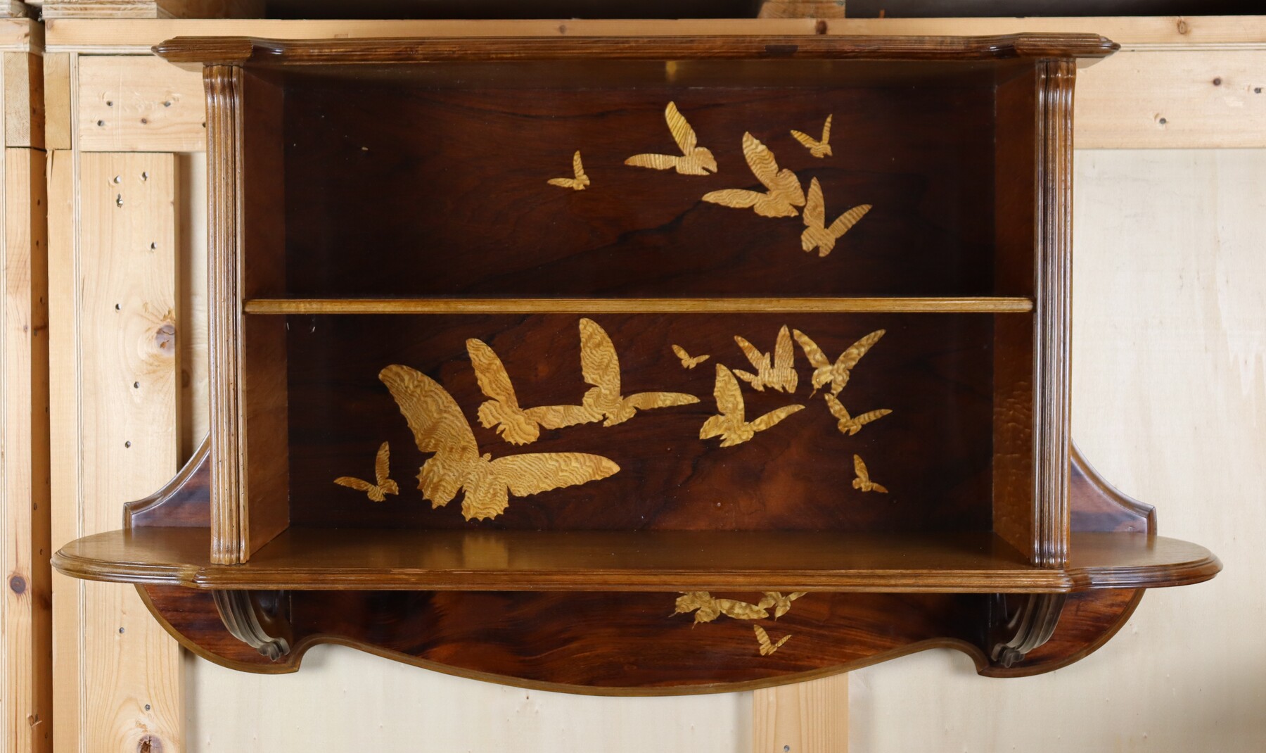 Etagère par Emile Gallé