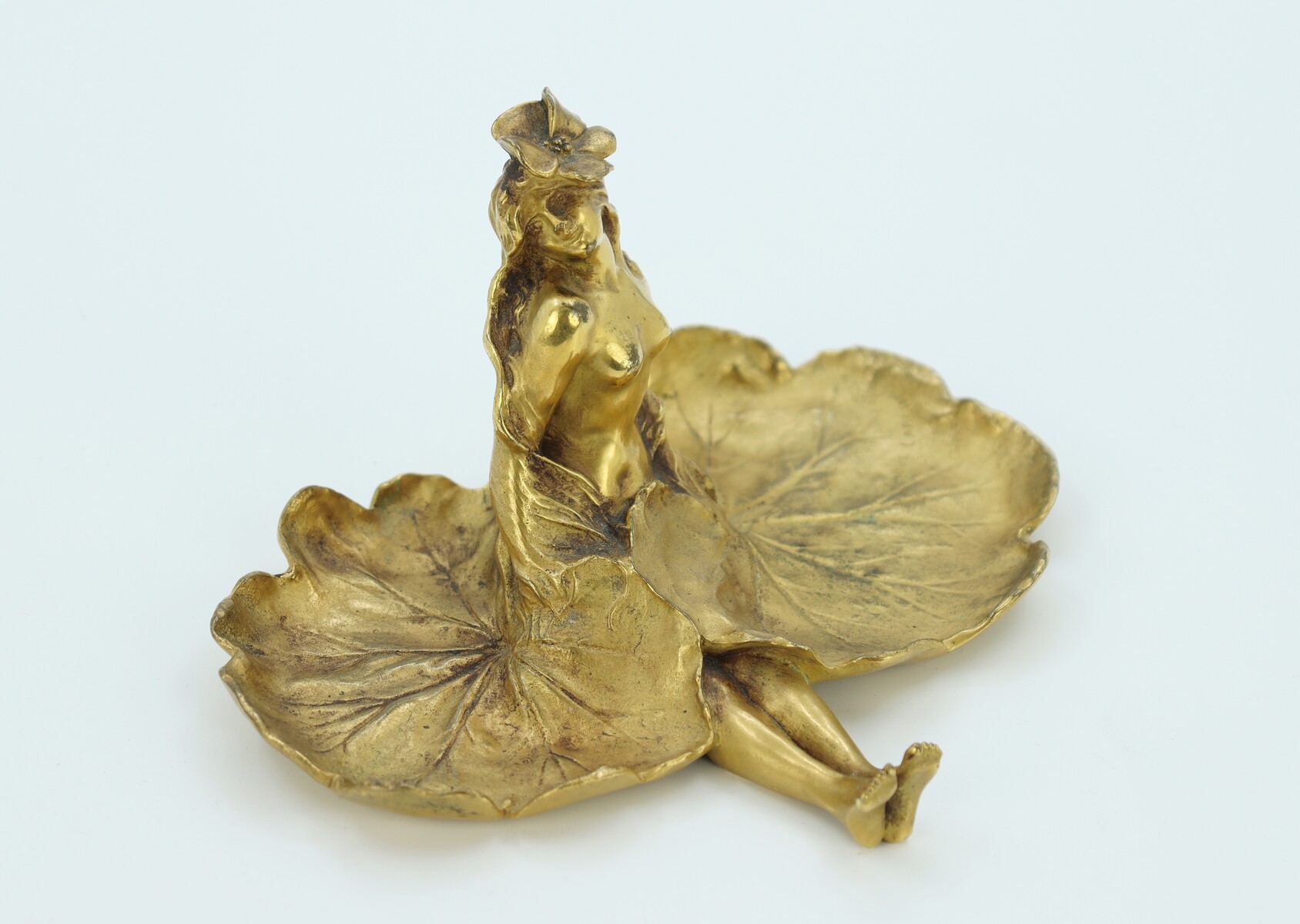 Femme géranium par Raoul Larche