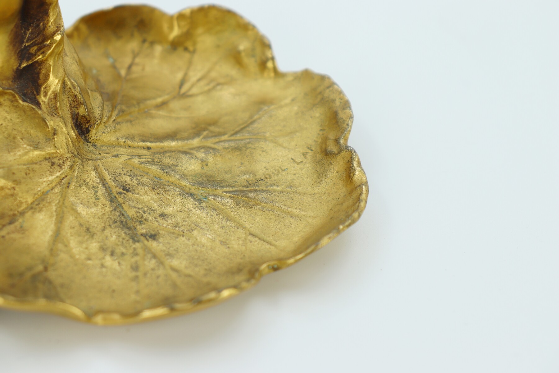 Femme géranium par Raoul Larche