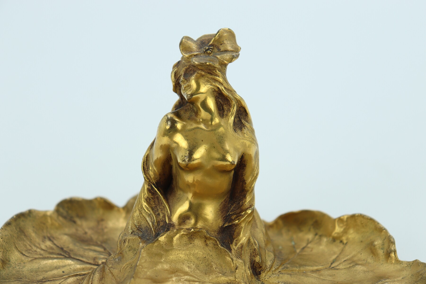 Femme géranium par Raoul Larche