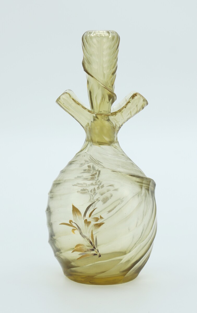 Flacon en verre taillé par Emile Gallé
