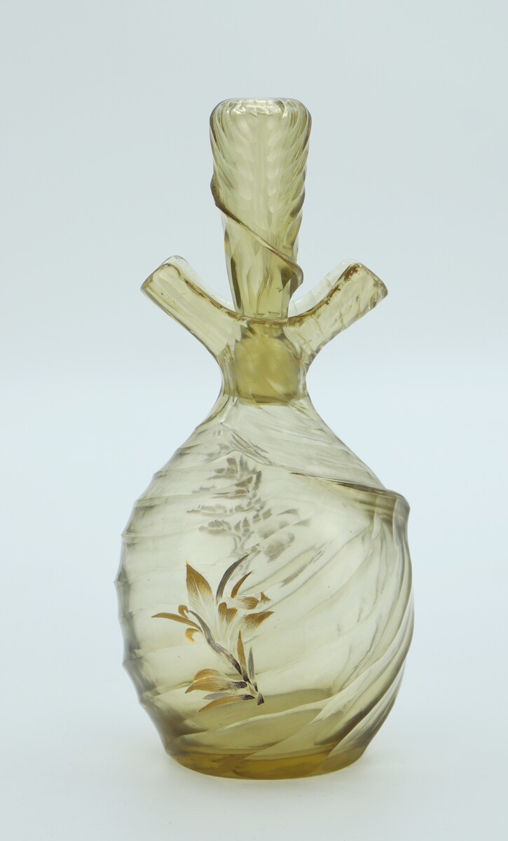 Flacon en verre taillé par Emile Gallé