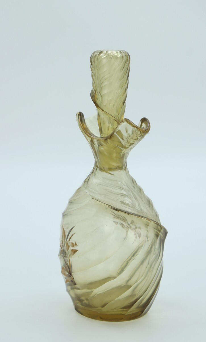 Flacon en verre taillé par Emile Gallé