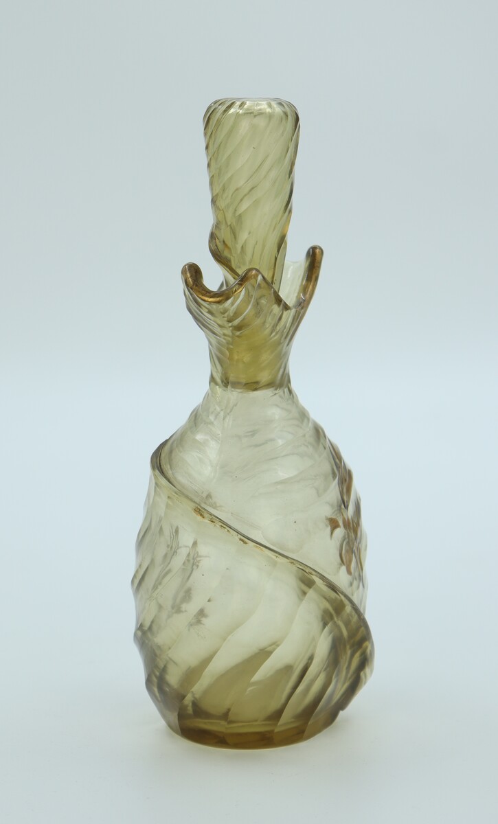 Flacon en verre taillé par Emile Gallé