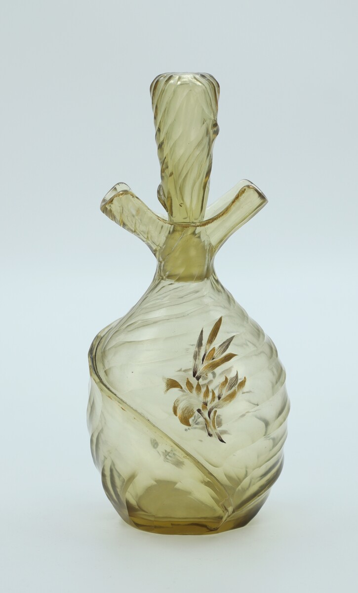 Flacon en verre taillé par Emile Gallé