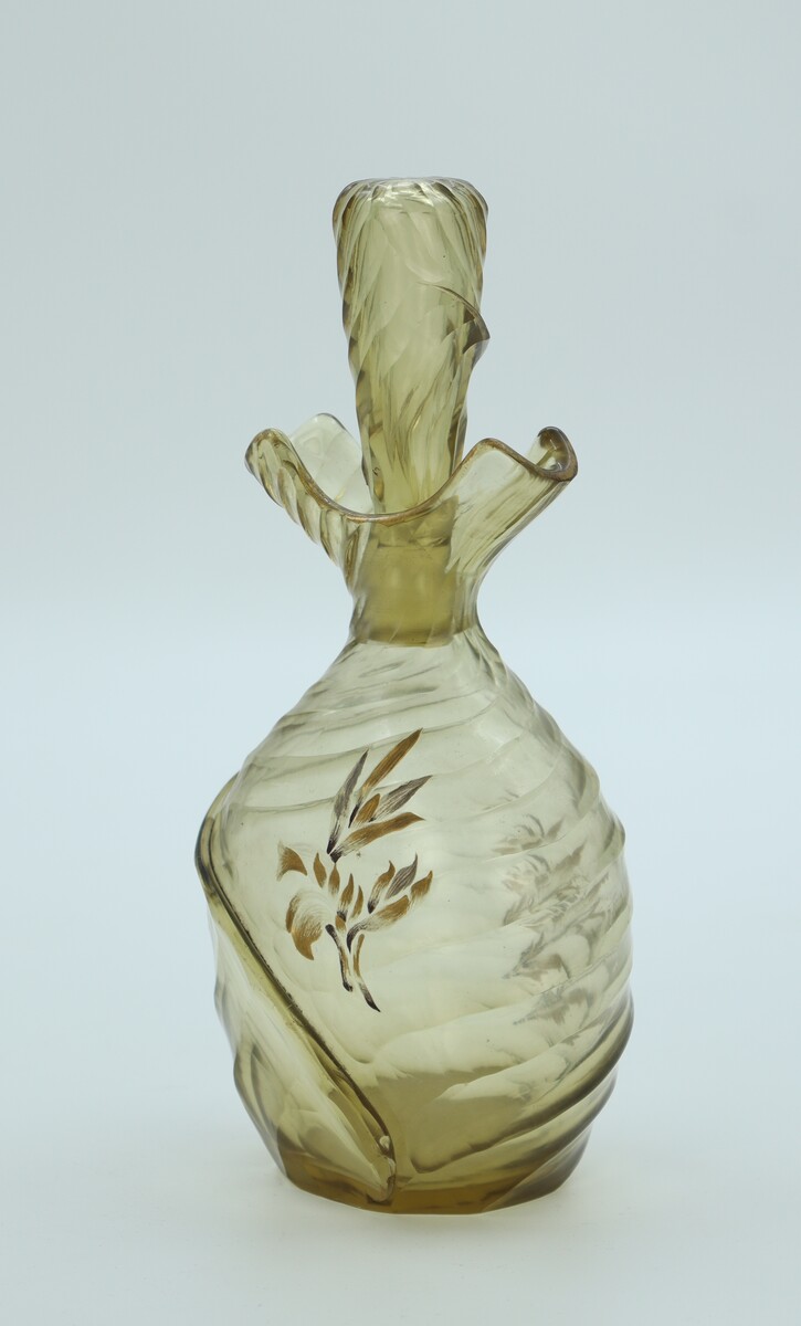 Flacon en verre taillé par Emile Gallé