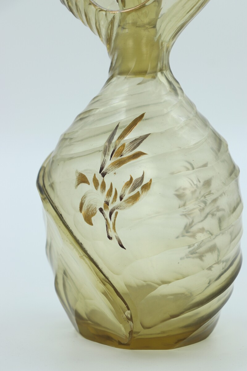 Flacon en verre taillé par Emile Gallé