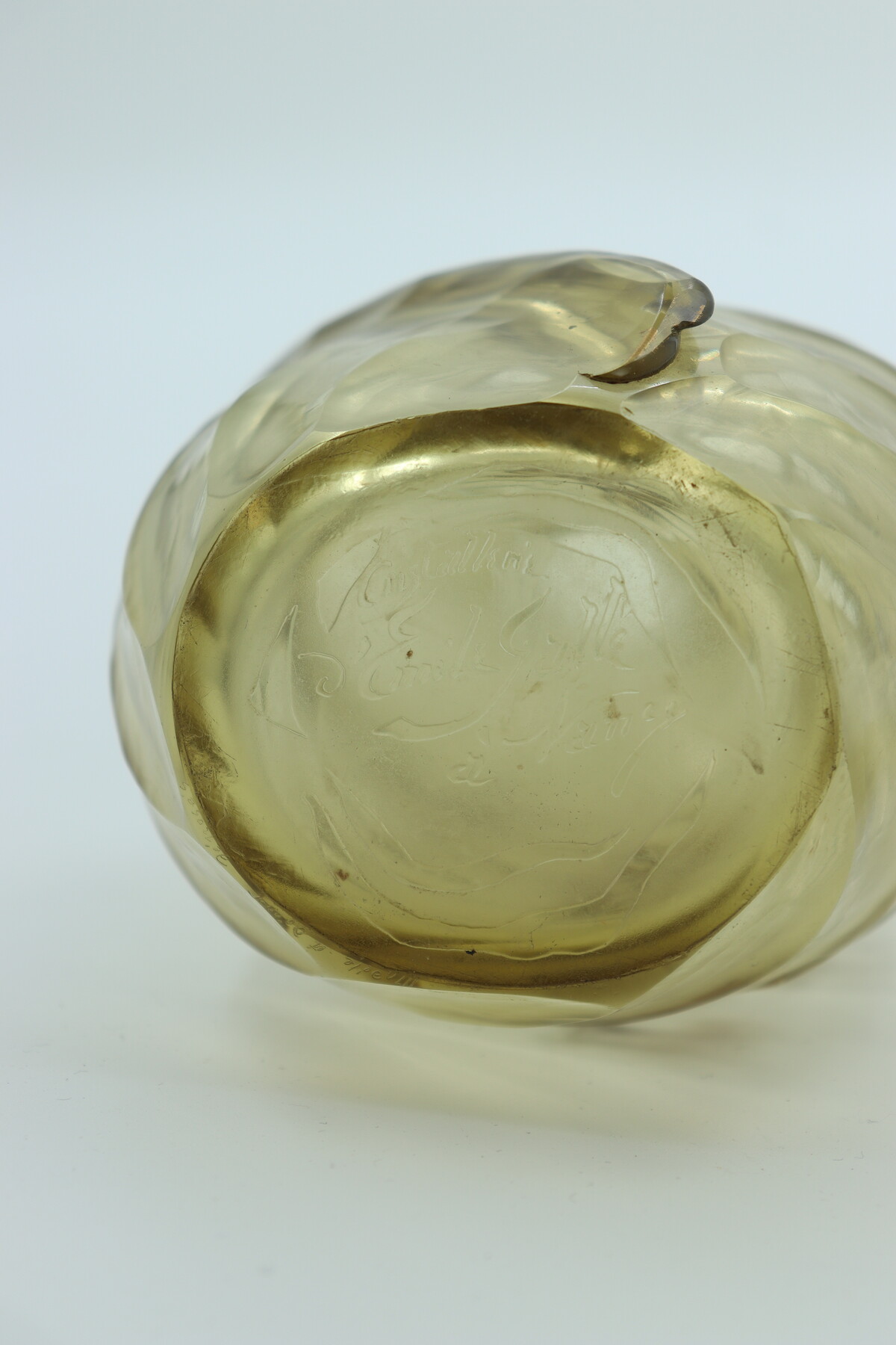 Flacon en verre taillé par Emile Gallé