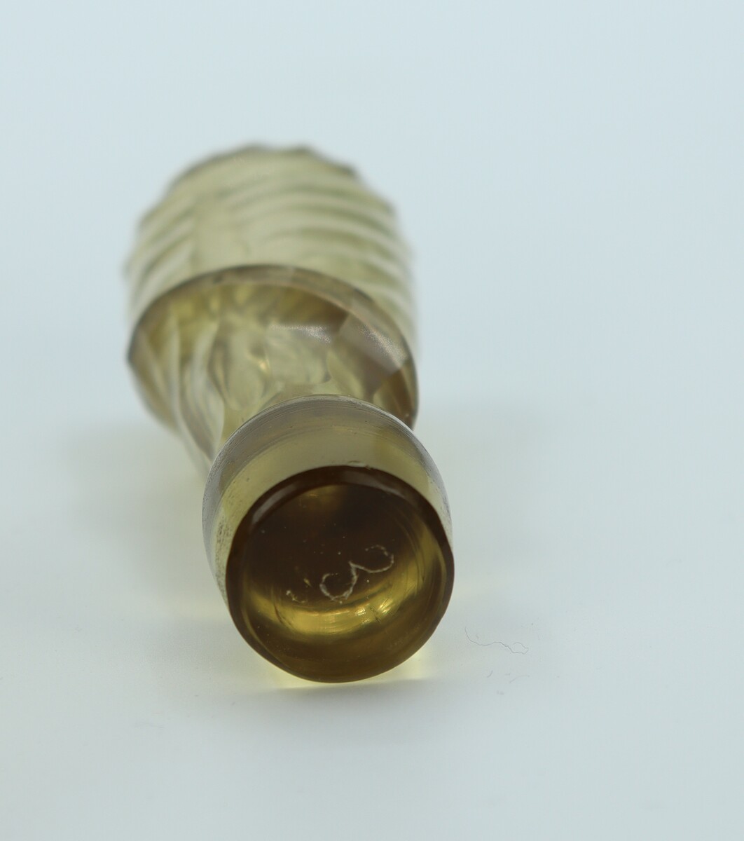 Flacon en verre taillé par Emile Gallé