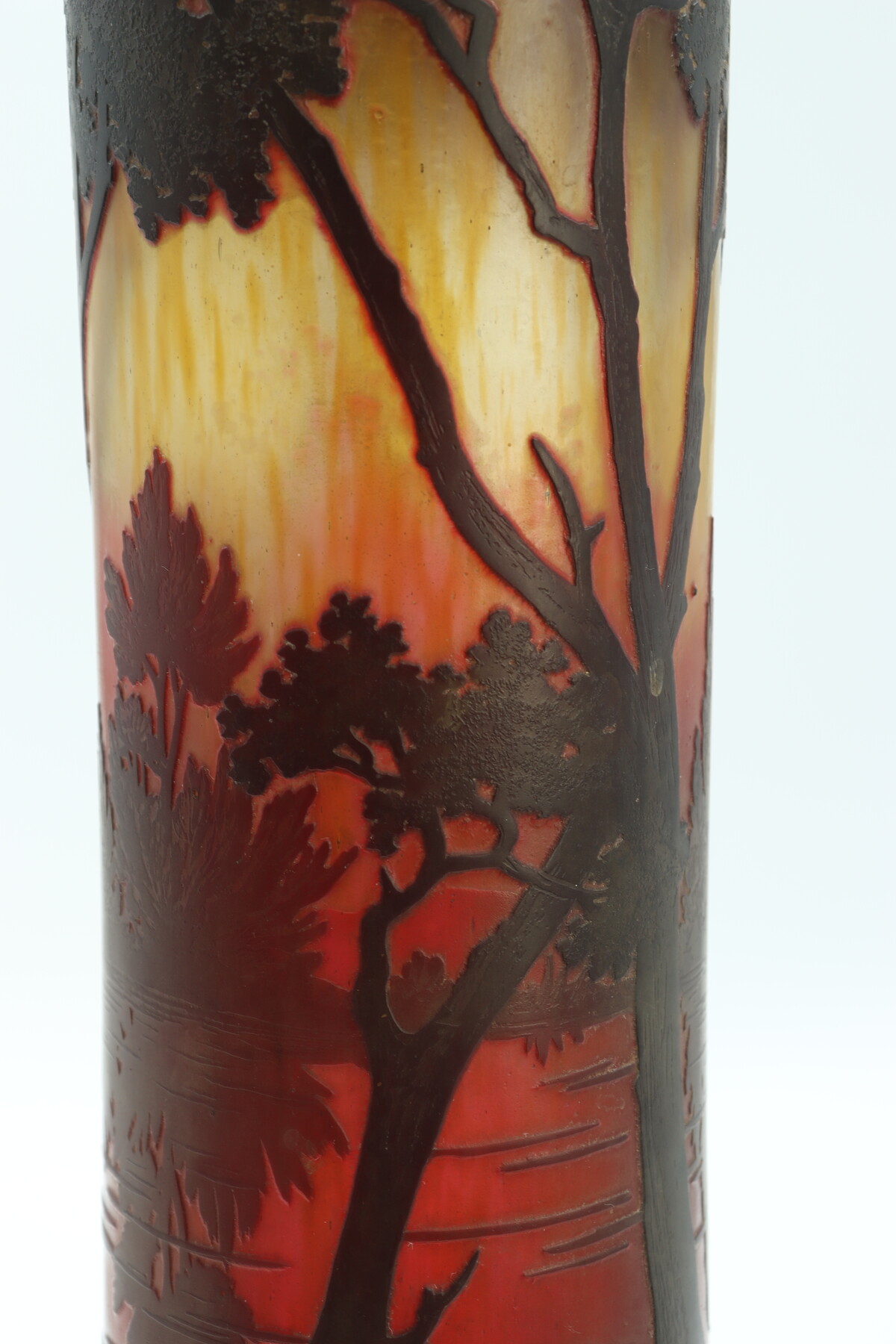 Grand vase Daum à décor de paysage lacustre