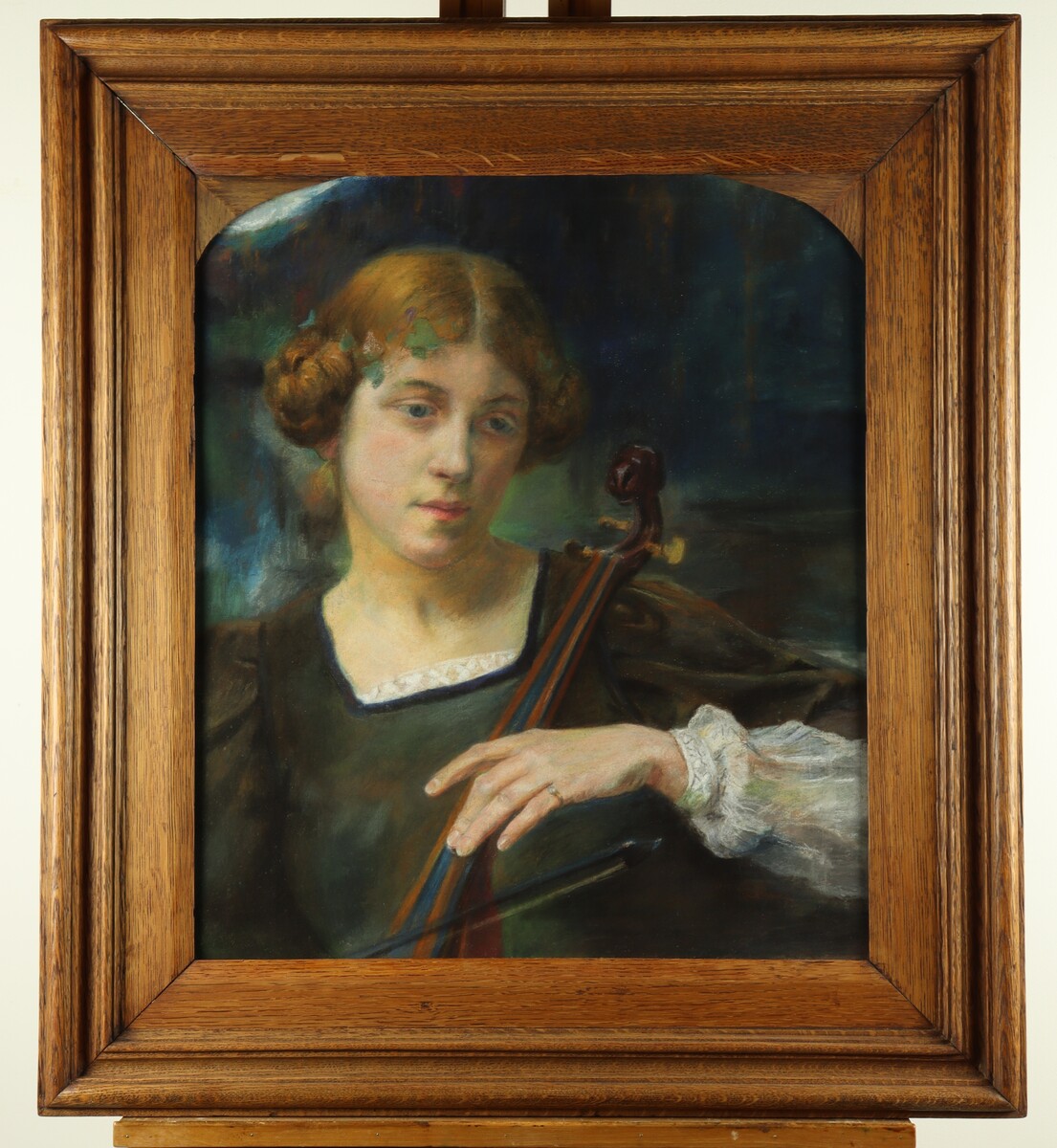 Jeune femme jouant d'un instrument à cordes par Edgard Maxence