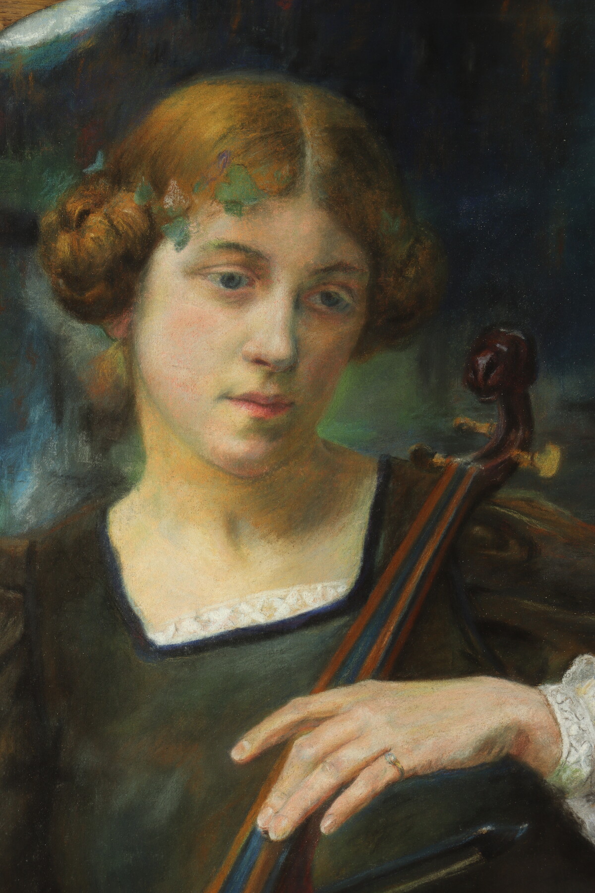 Jeune femme jouant d'un instrument à cordes par Edgard Maxence