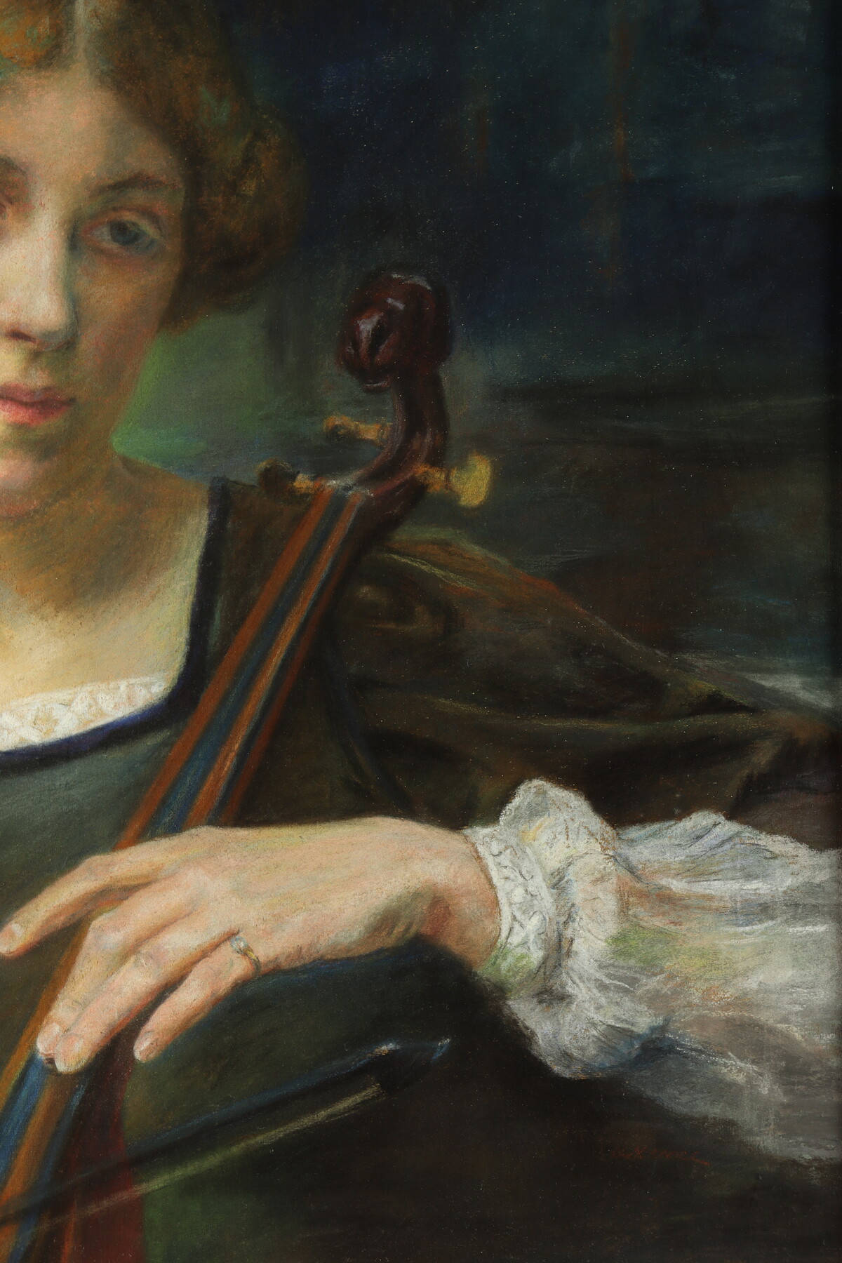 Jeune femme jouant d'un instrument à cordes par Edgard Maxence